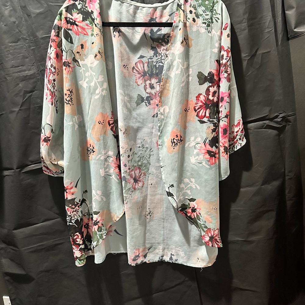 Green Relaxed Blouse with Flutter Sleeves and 3/4 Sleeve Length